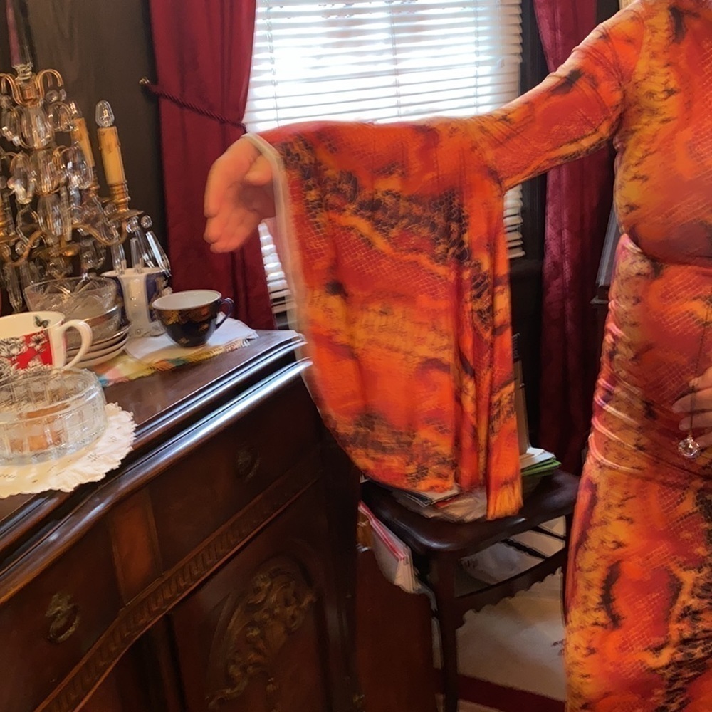 Featuring an orange material with a ombre Payton print design and long sleeve L - Picture 3 of 13